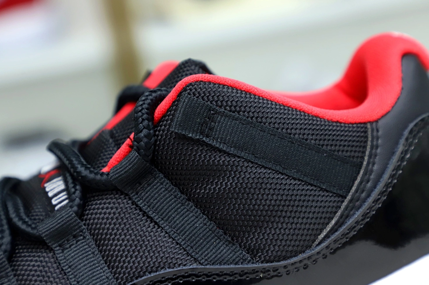 RETRO JORDAN AIR LOW 11 BRED 1225